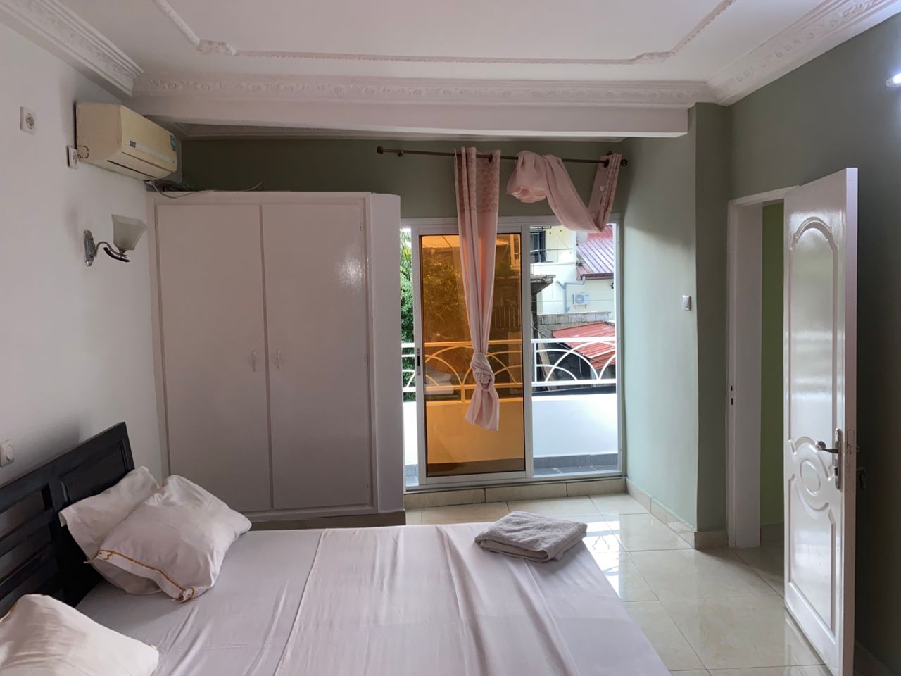 STUDIO ROOM